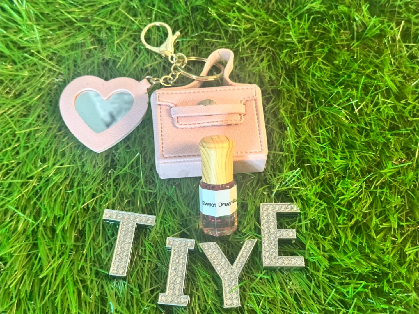 🥰 1 Miniature Purse Keychain with 1 essential oil image indicator(4)