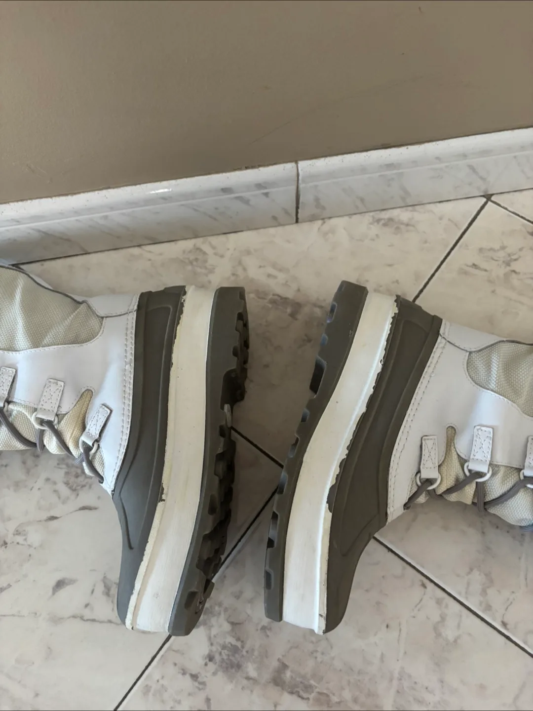 UGG White Winter Boots image indicator(5)