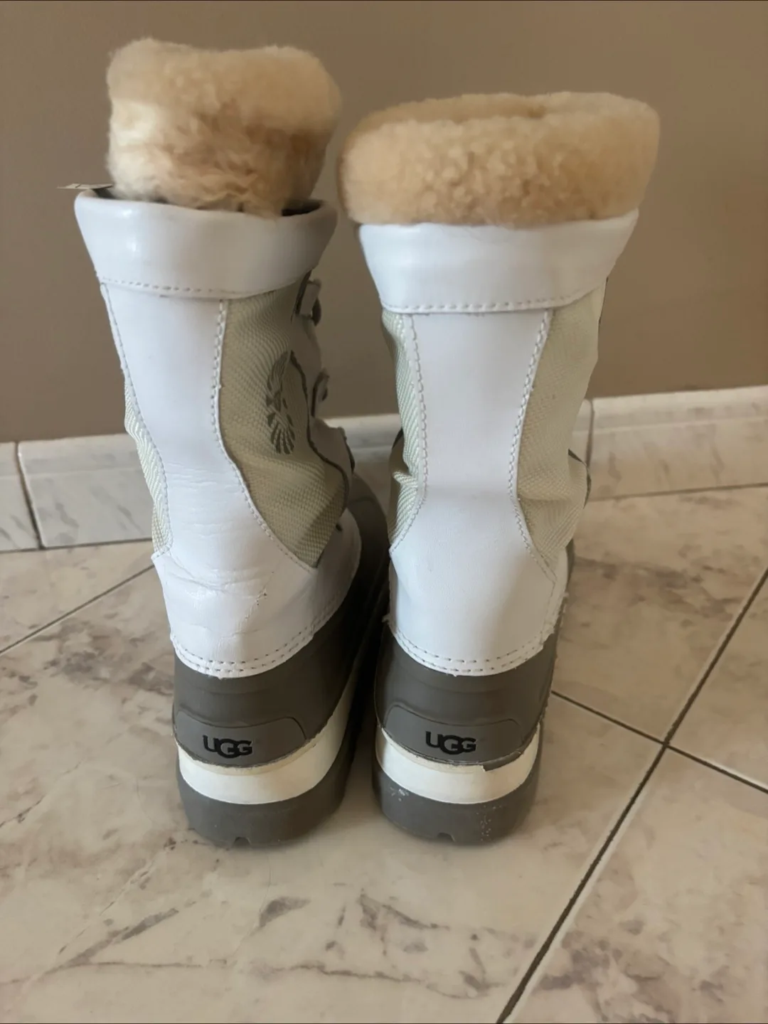 UGG White Winter Boots image indicator(2)