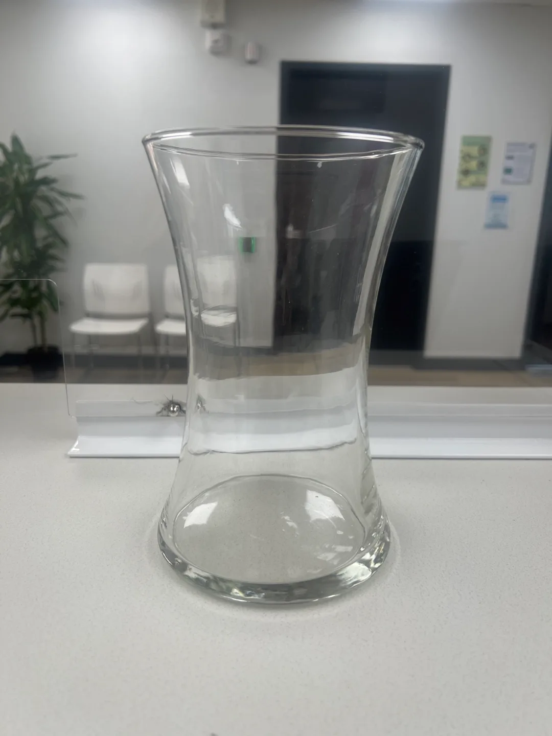 Clear Glass Vase 🇨🇦 thumbnail