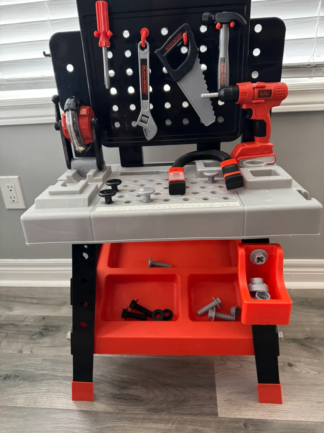 Black+Decker Pretend Play Workbench image indicator(2)