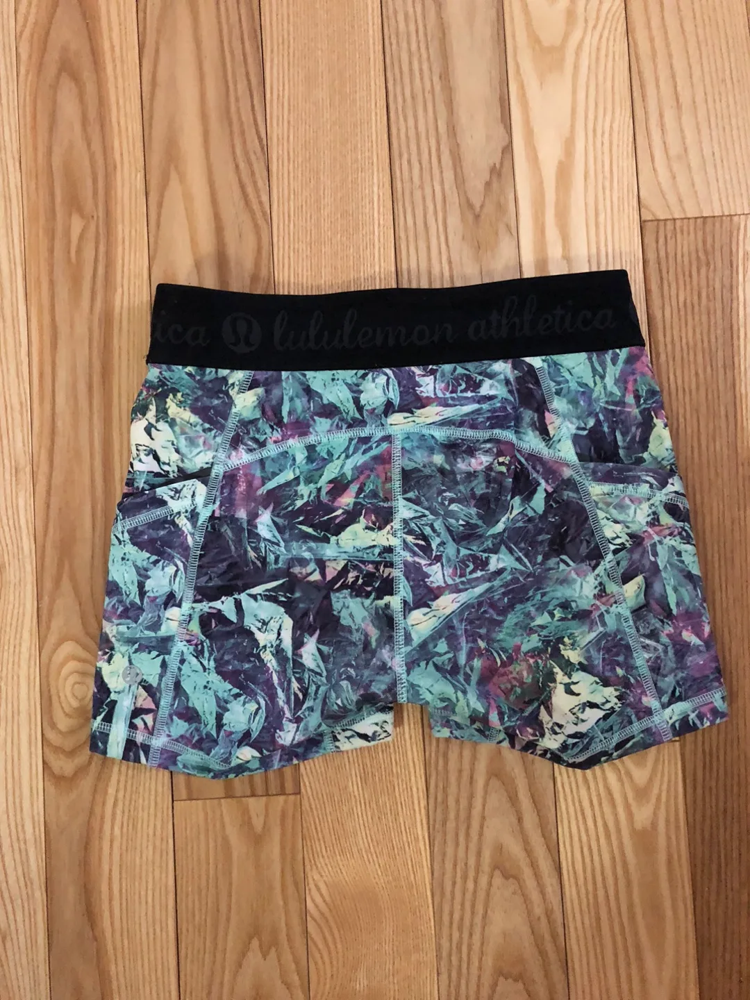 Lululemon Athletica Shorts sz4 image indicator(3)
