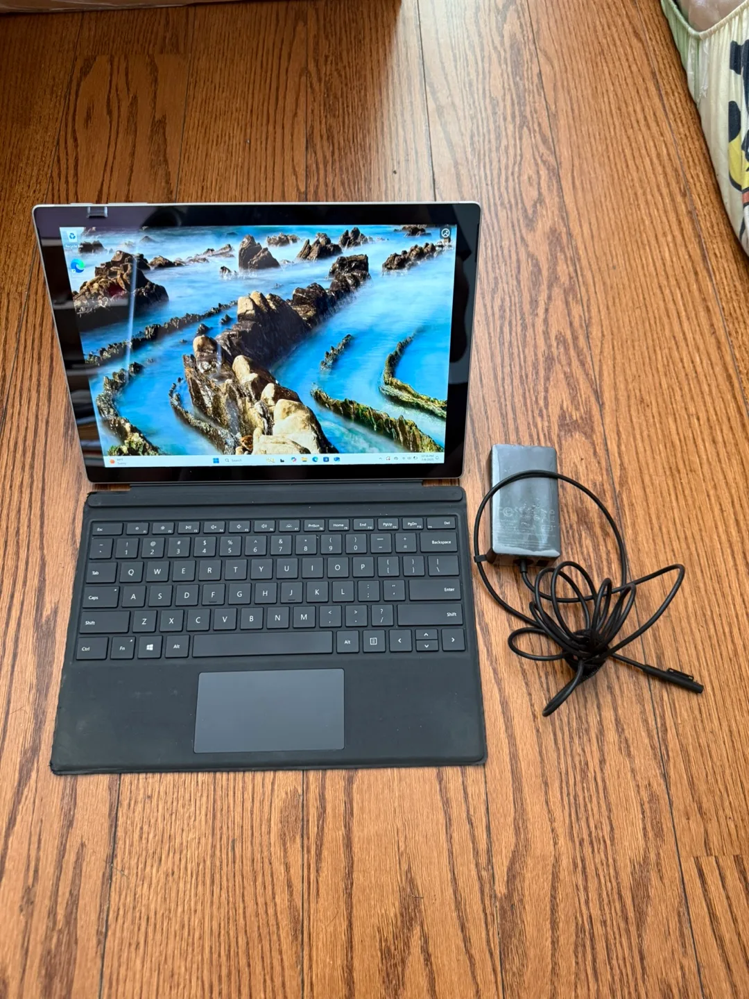 Microsoft Surface Pro 4/8GB RAM/256GB SSD/Touchscreen thumbnail