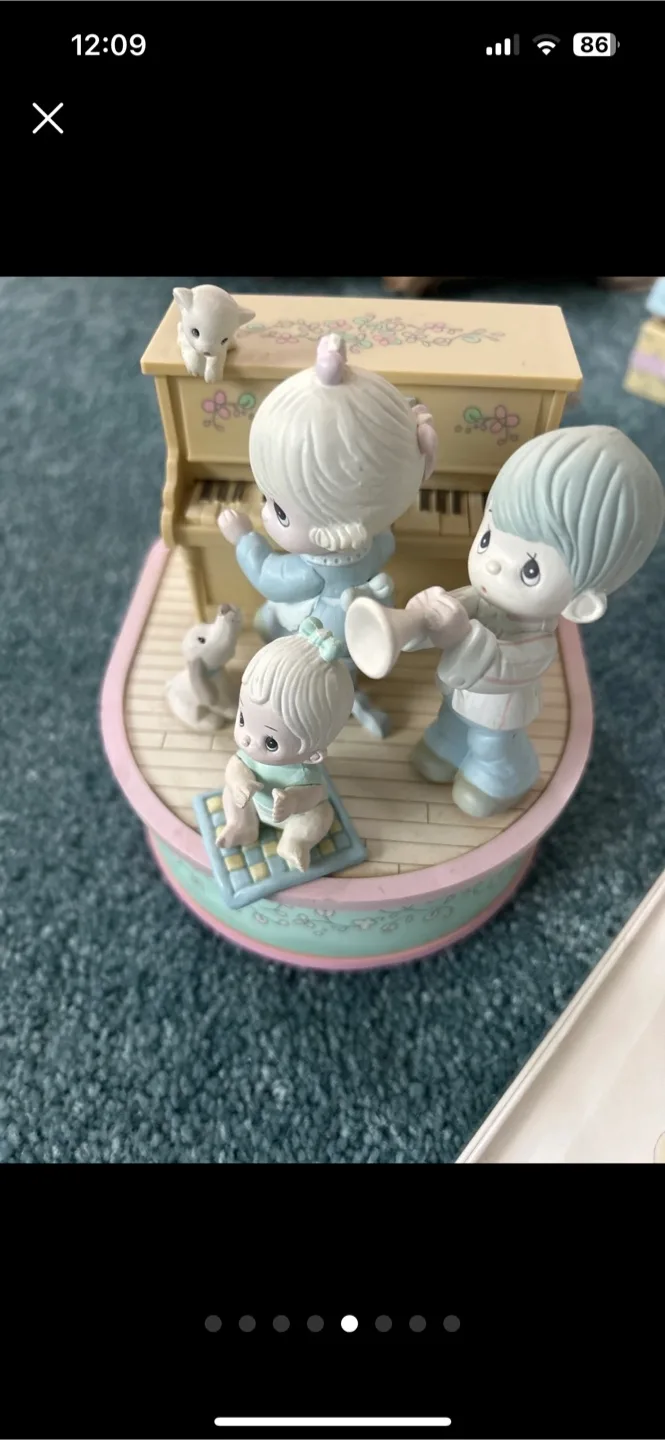 Precious Moments Figurines & Music Box image indicator(5)