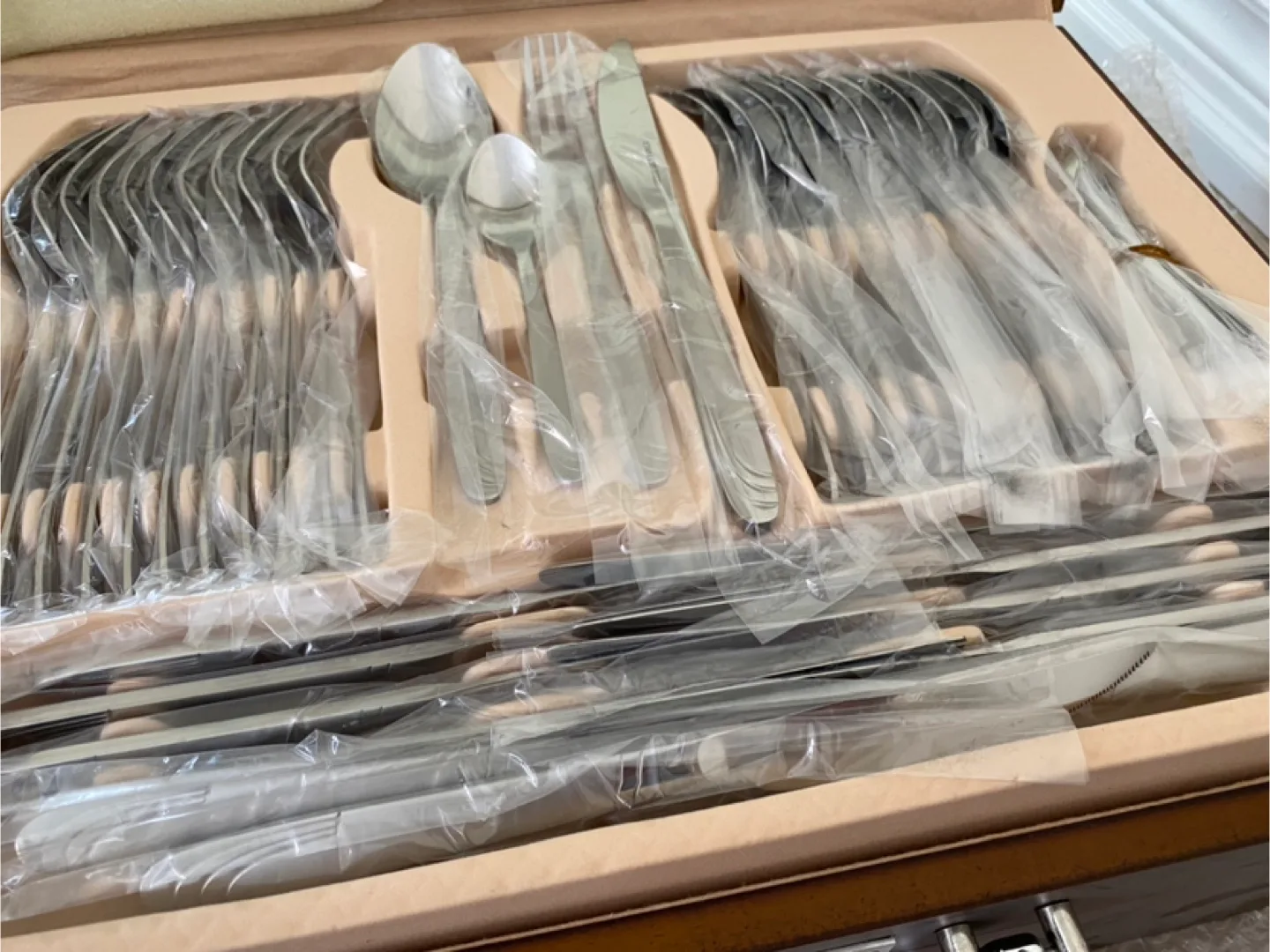 NEW 84 piece flatware set thumbnail