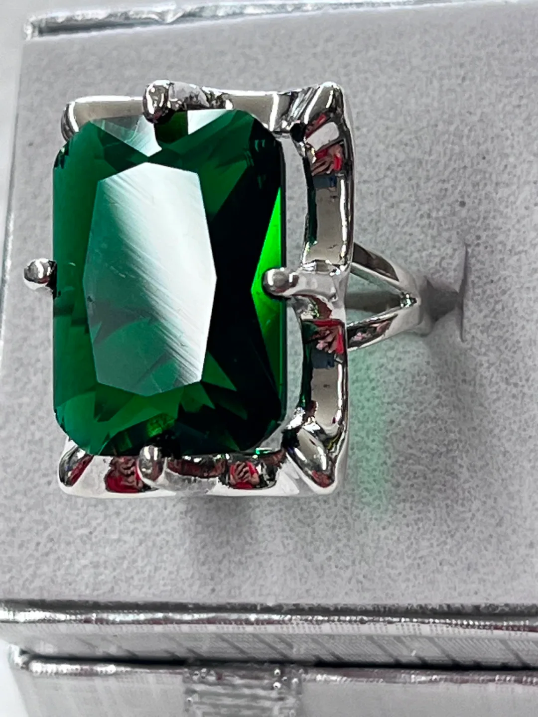 Emerald Cut Green Gemstone Ring image indicator(3)