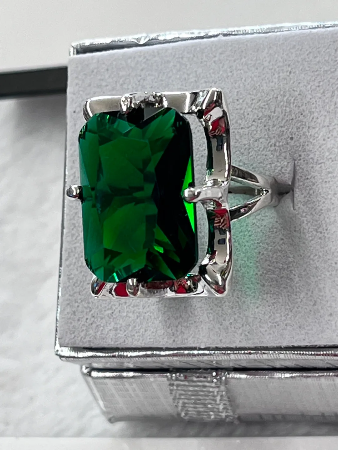 Emerald Cut Green Gemstone Ring image indicator(5)