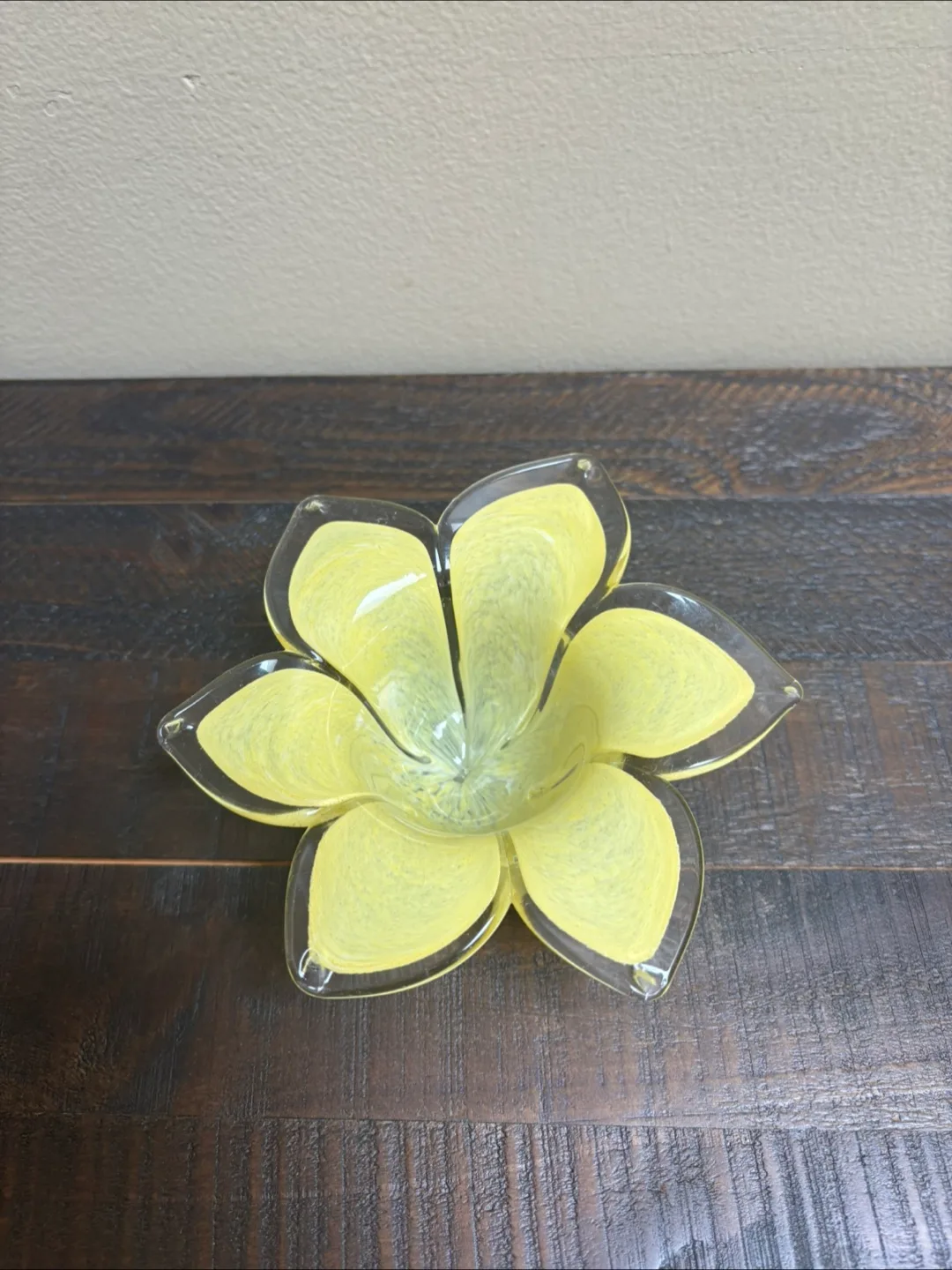 🇨🇦Yellow Flower Glass Bowl thumbnail