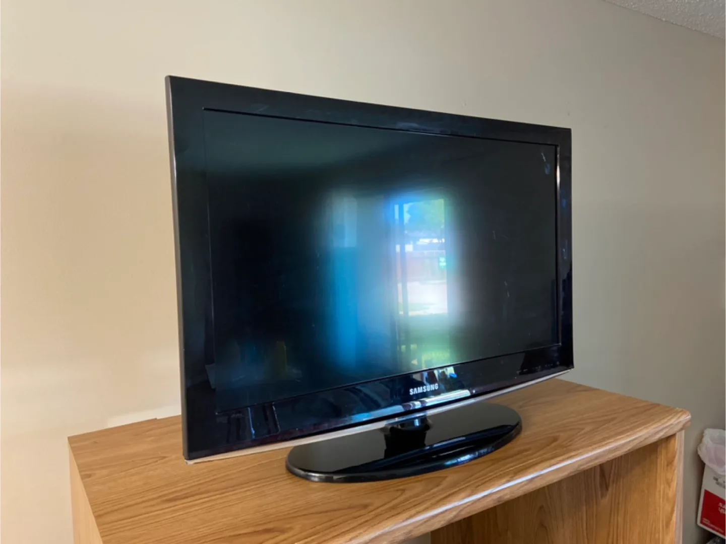 Samsung LN32C450 32 inch TV thumbnail