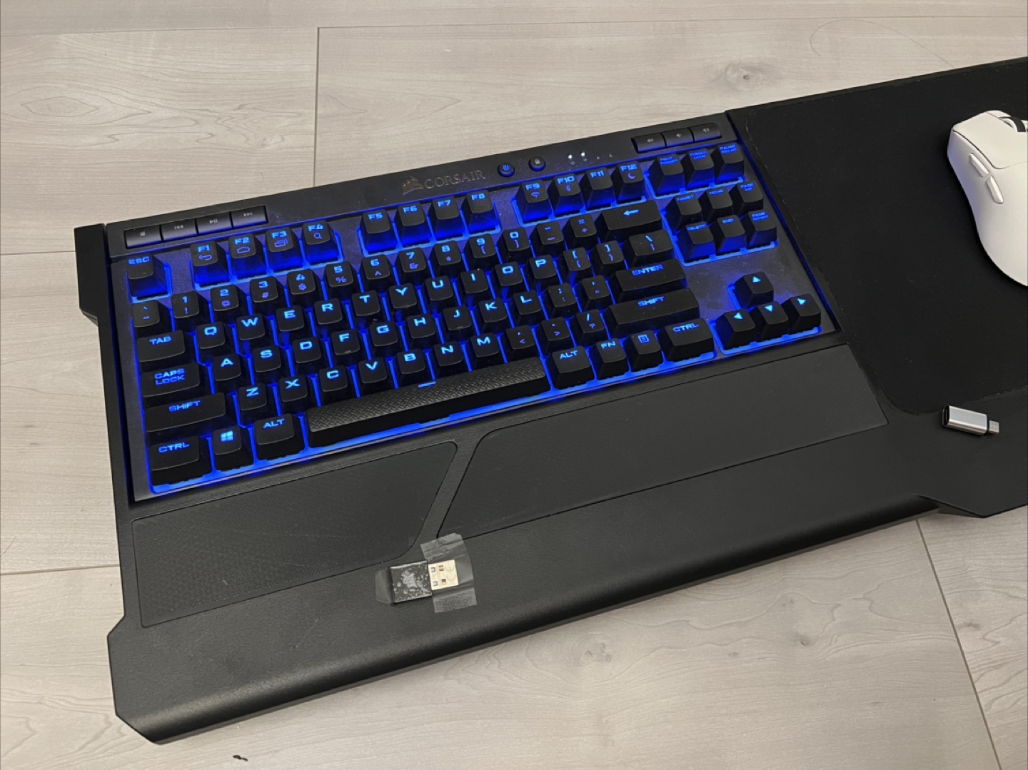Corsair K63 Wireless Mechanical Keyboard & Lapboard - photo 2