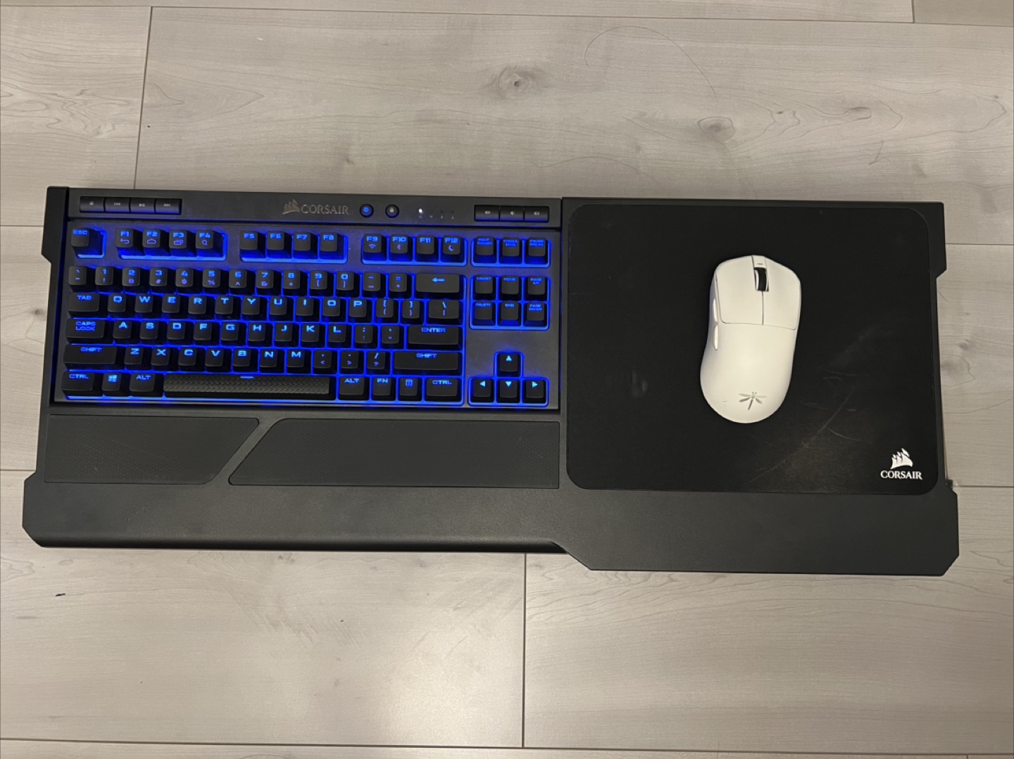 Corsair K63 Wireless Mechanical Keyboard & Lapboard - photo 3