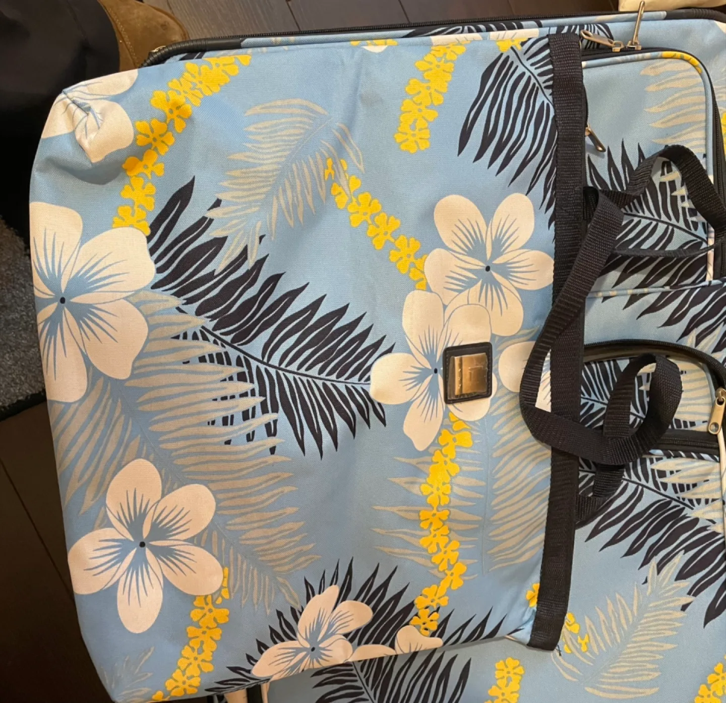Hawaiian Floral Patterned Suitcase with carry on matching bag image indicator(3)