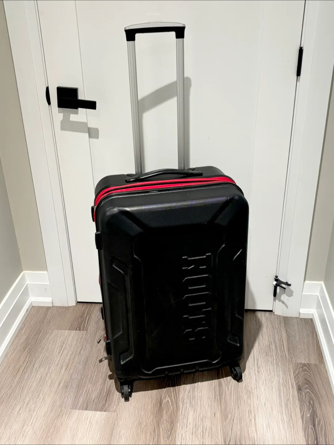 Roots Medium Luggage Suitcase Spinner thumbnail