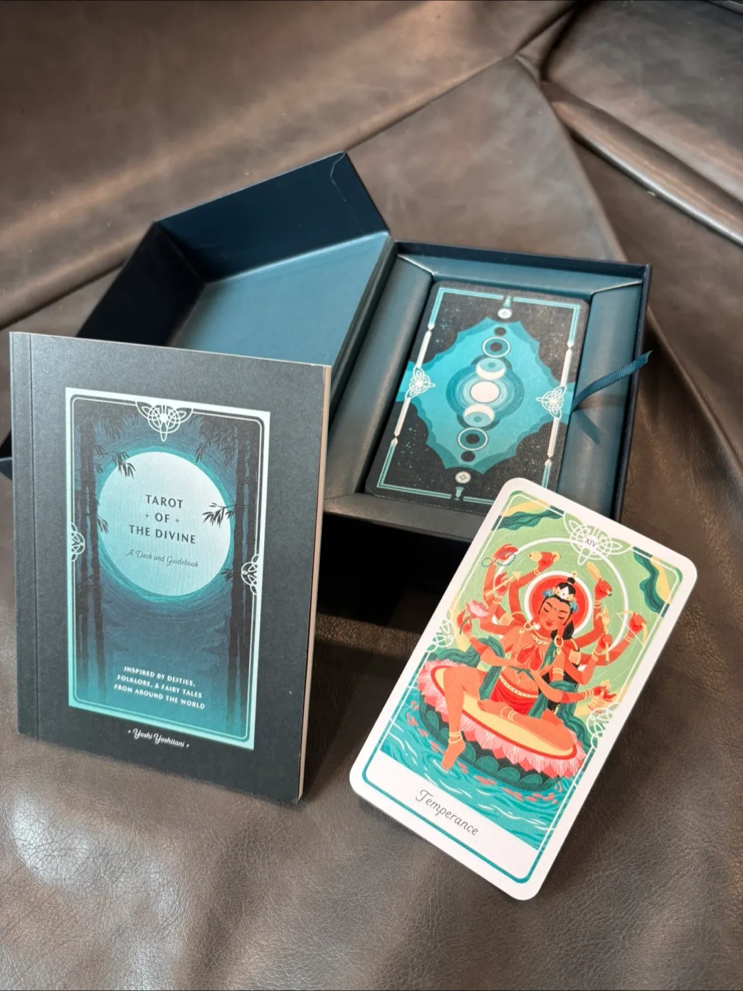 Tarot of the Divine Deck & Guidebook - Yoshi Yoshitani image indicator(2)