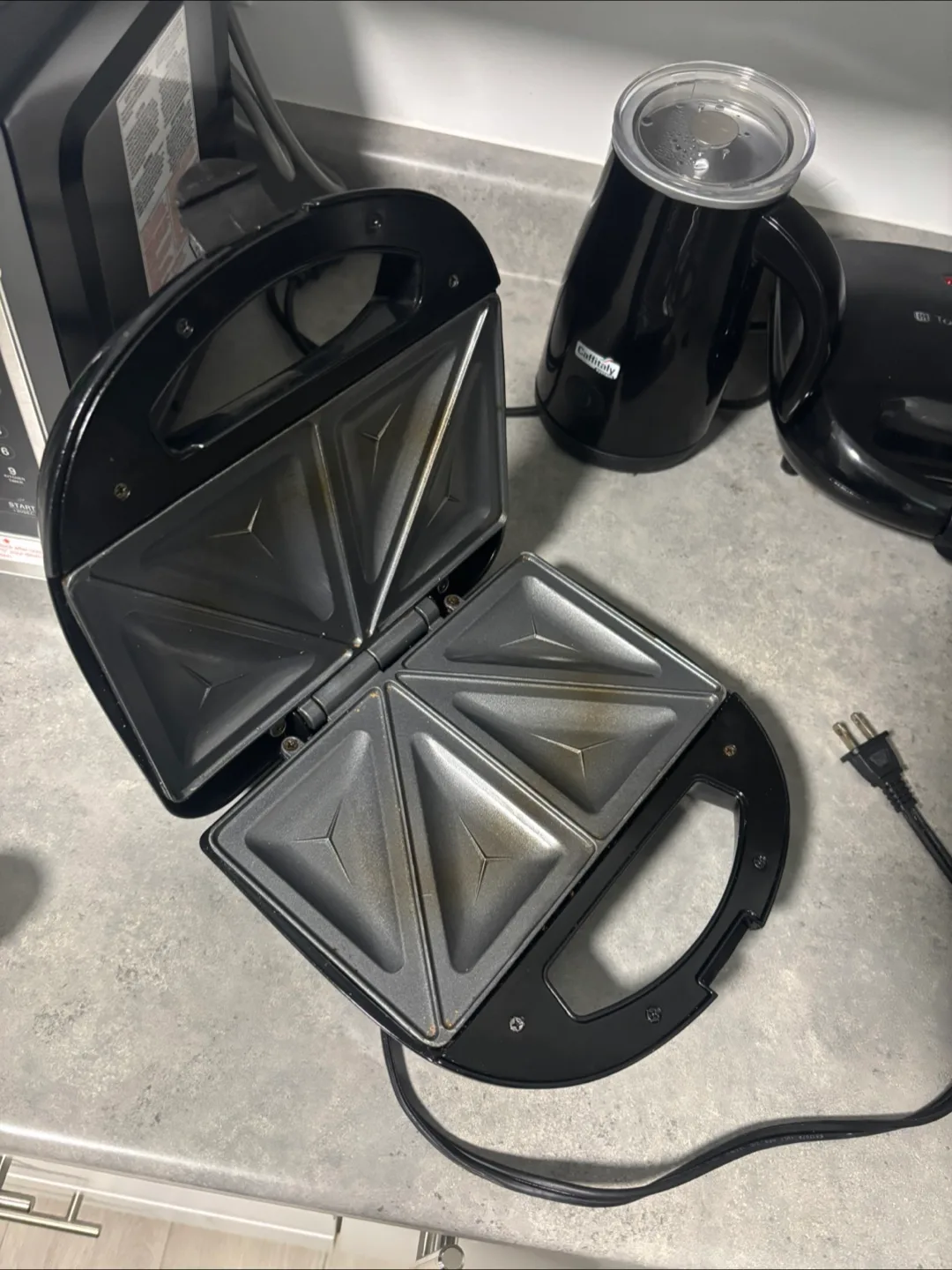 Toastess Sandwich Maker - Black image indicator(2)