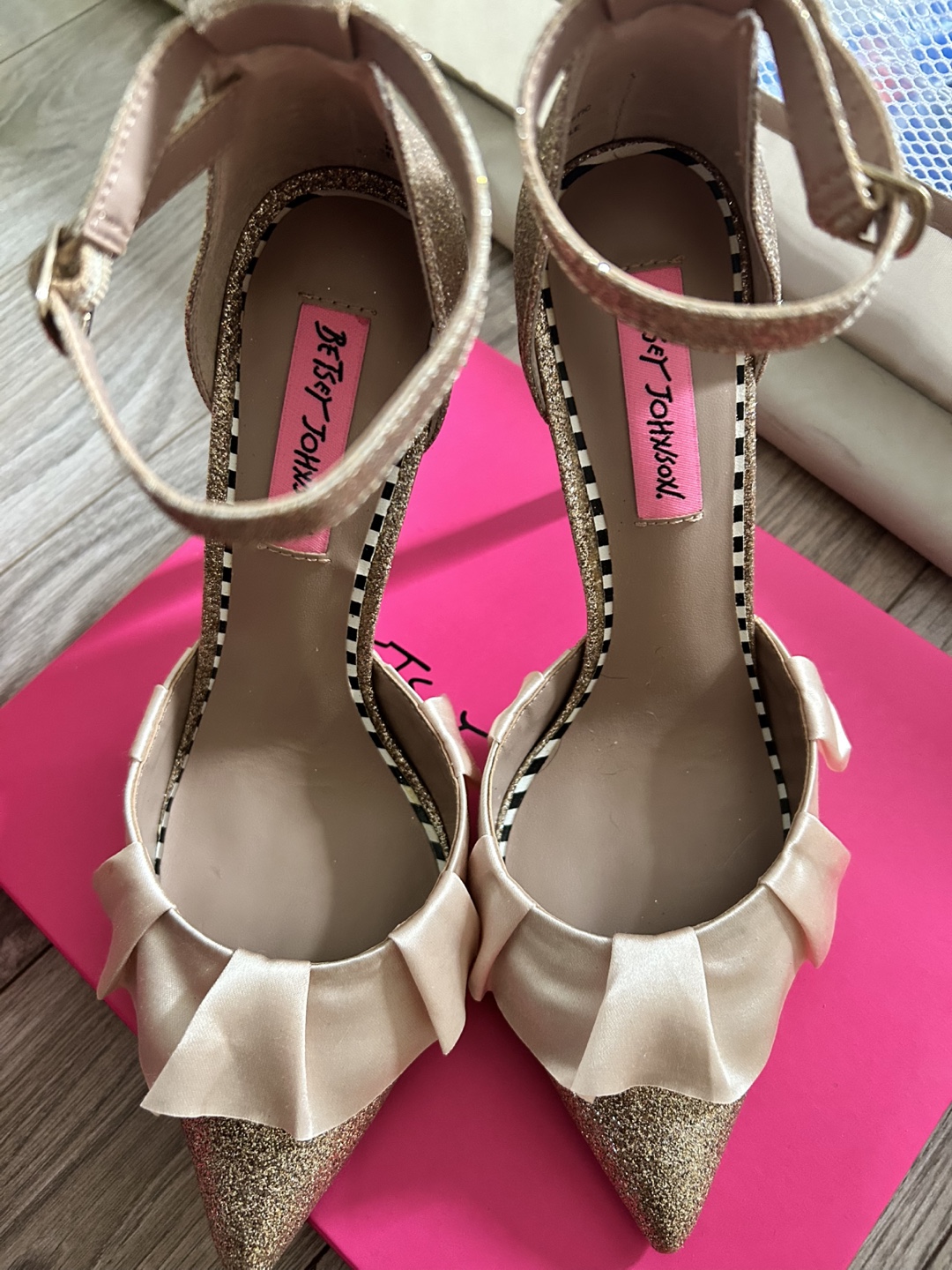 NEW Betsey Johnson Portia Pumps Champagne Glitter size 8 - photo 2
