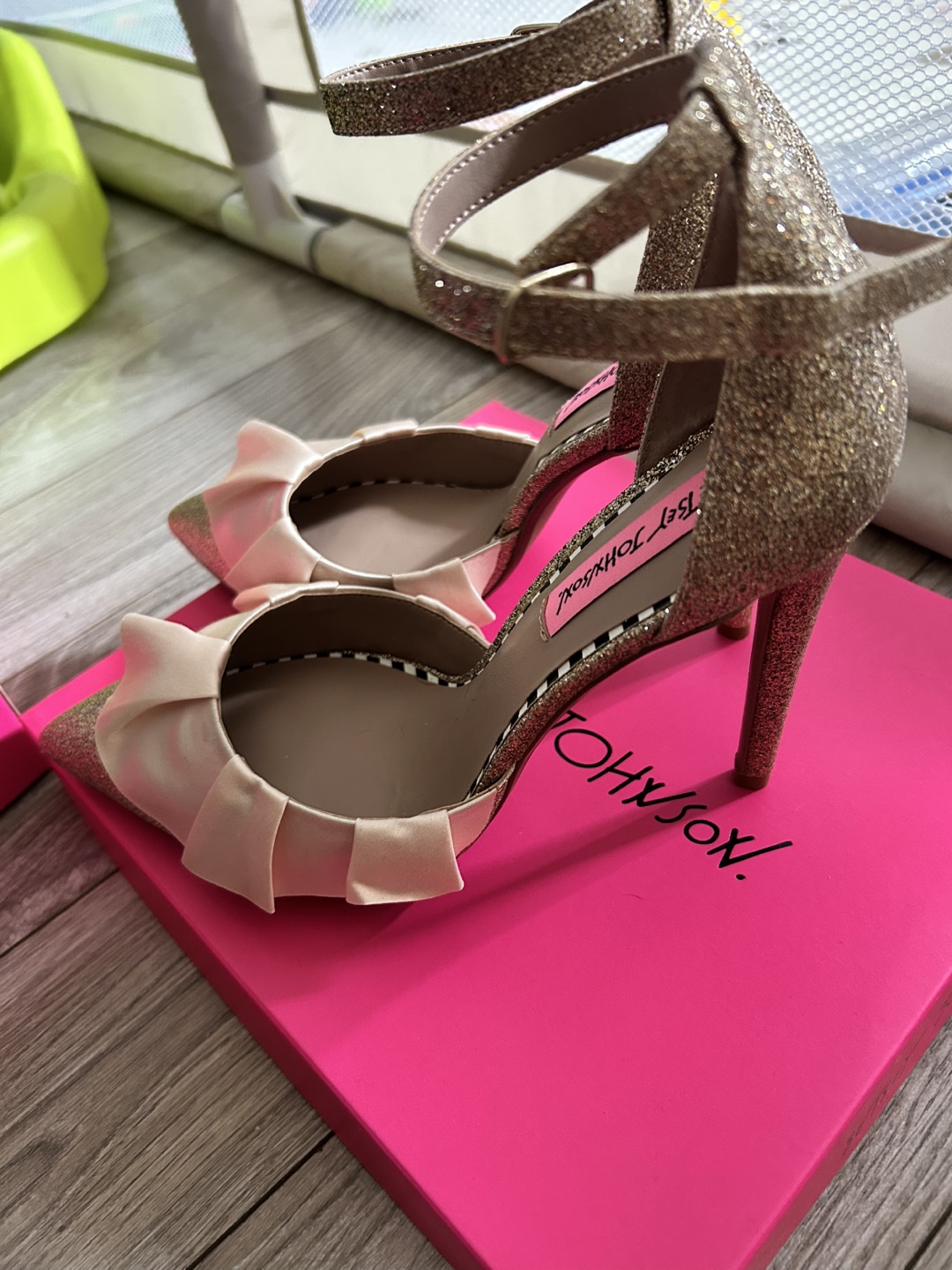 NEW Betsey Johnson Portia Pumps Champagne Glitter size 8 - photo 3