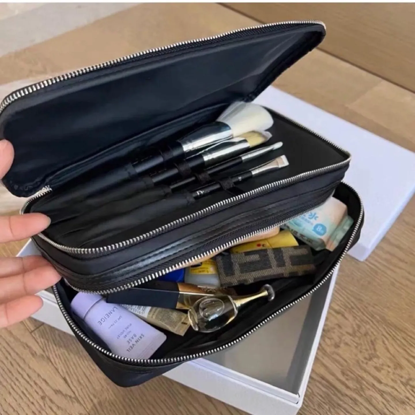 Dior Beauty Backstage Makeup Brushes and Cosmetic Bag Gift Set image indicator(5)