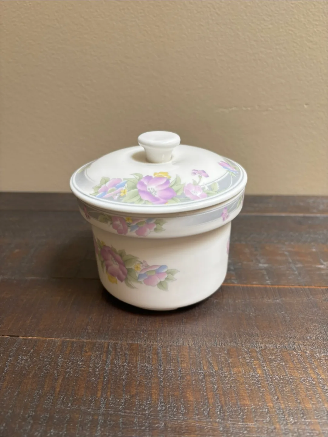 🇨🇦Floral Ceramic Jar with Lid thumbnail
