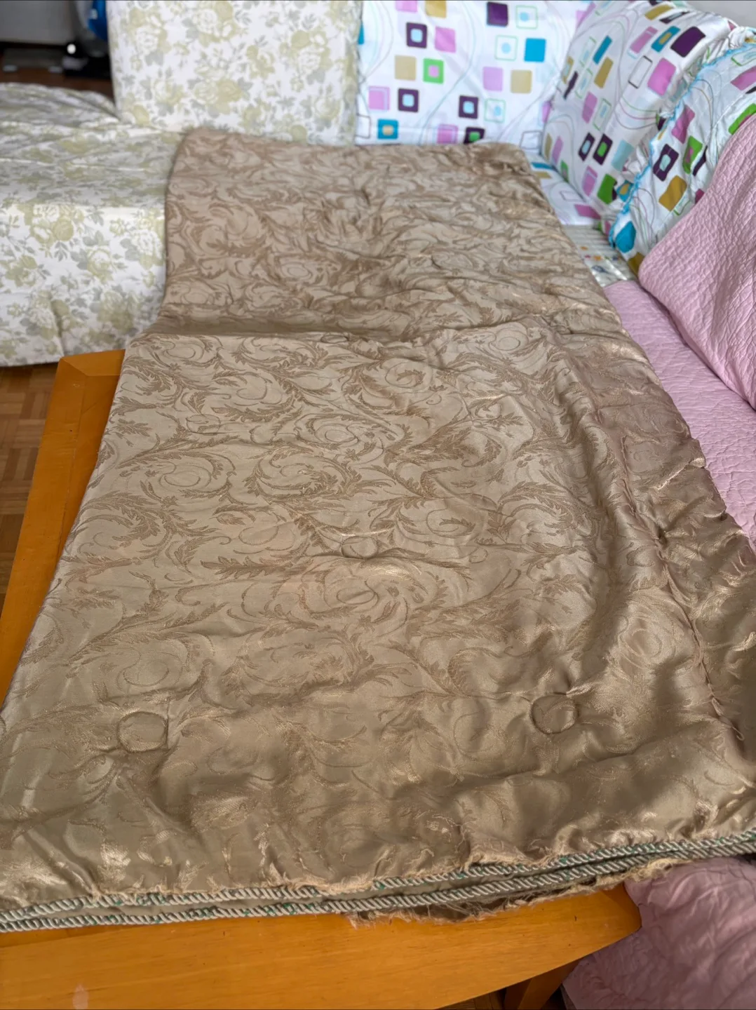 🇨🇦Decorative bed cover - Beige/Gold thumbnail