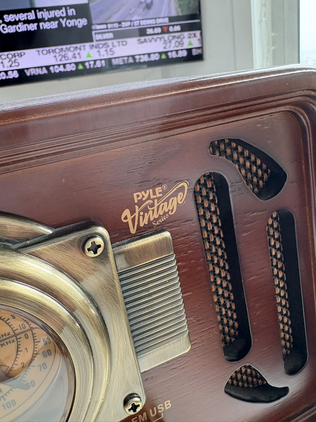 Pyle Vintage Series Speaker (with radio and Bluetooth) - photo 3