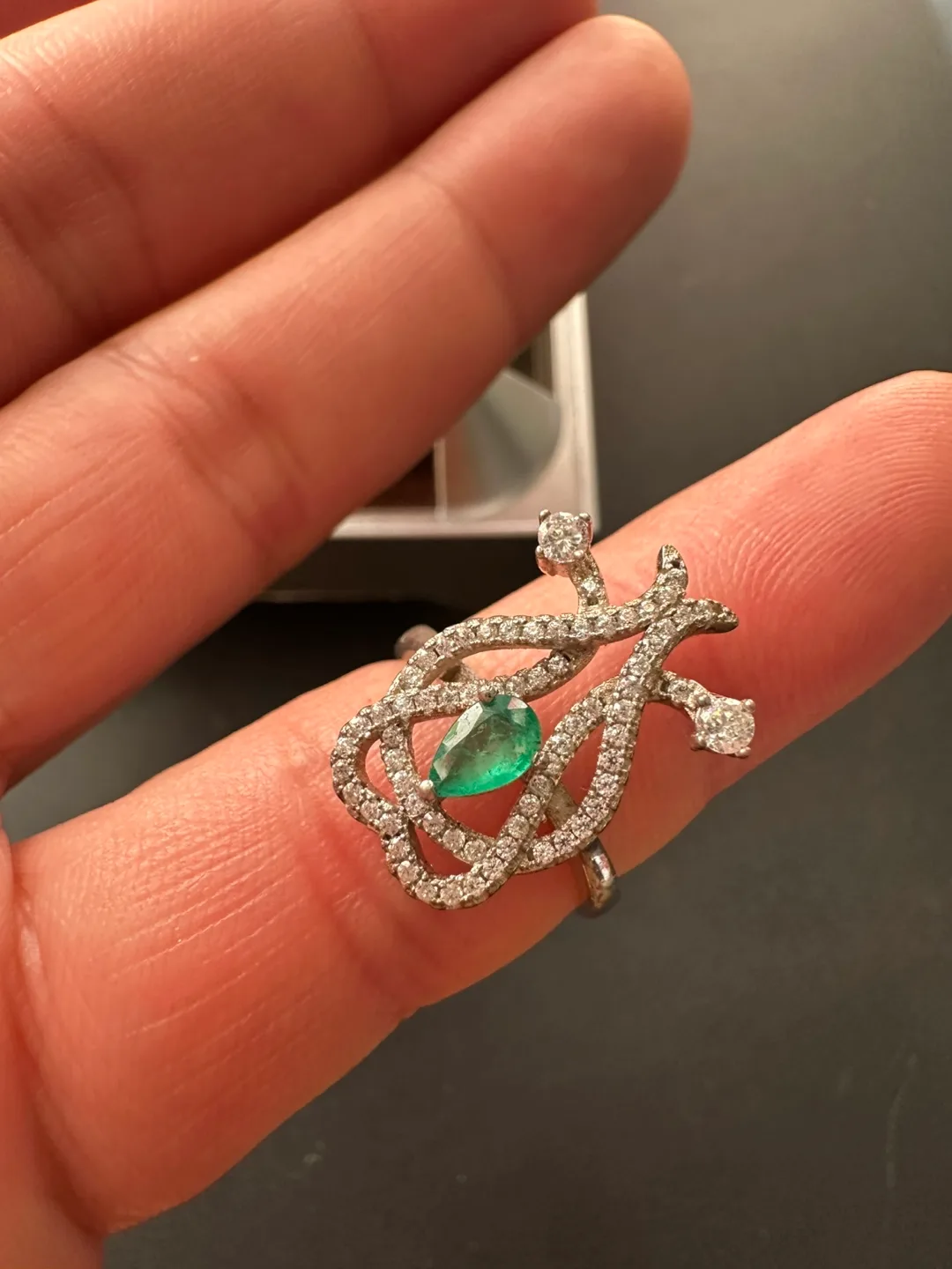 Emerald and zirconia Ring in sterling silver image indicator(2)