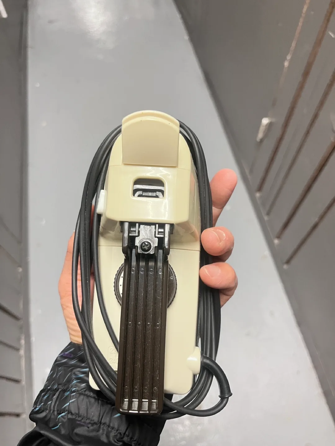 National NI-60 Travel Iron with Case thumbnail