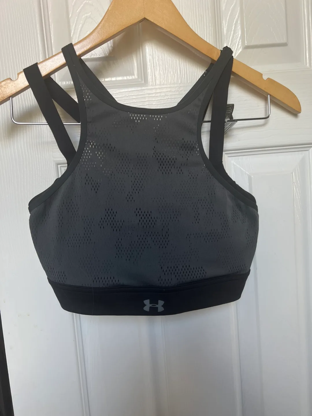 Under Armour Sports Bra, Size M thumbnail