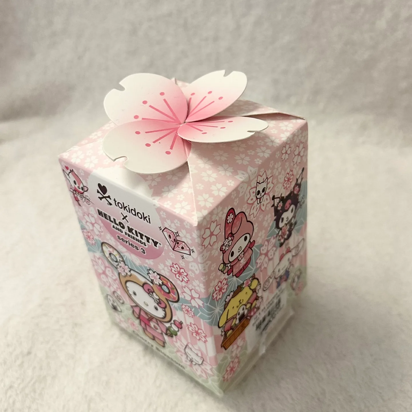 Tokidoki Hello Kitty figurine blind box- Kuromi playing guitar image indicator(5)