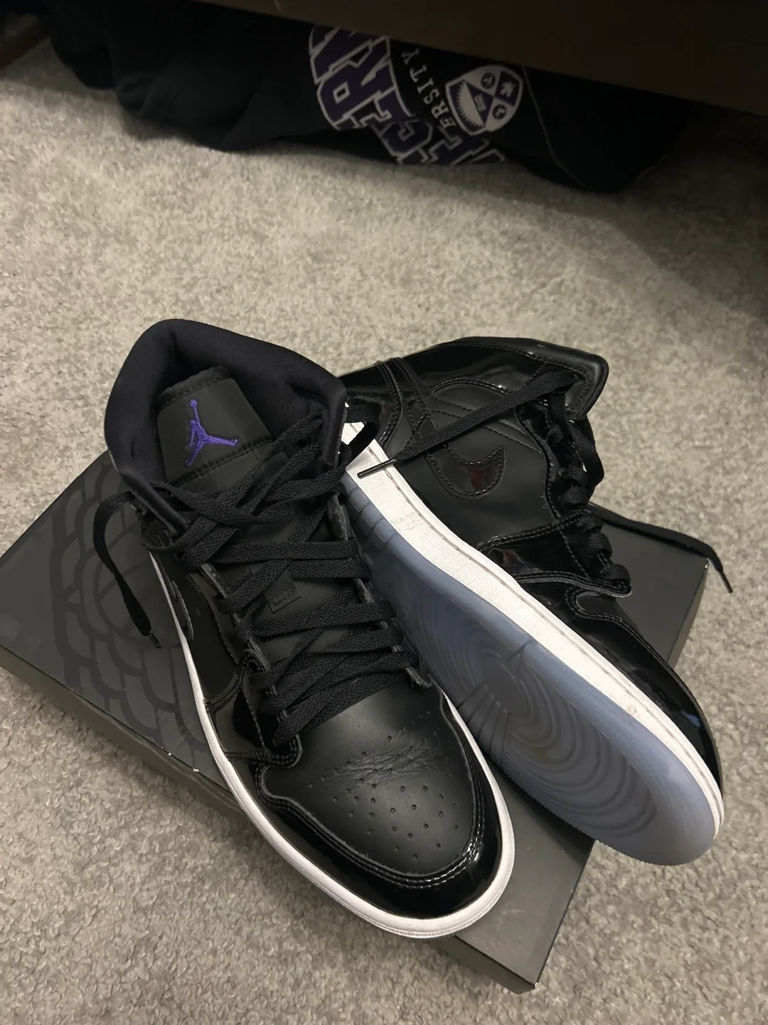 Jordan 1 Mid Black Patent Leather, Size 9.5 US image indicator(4)