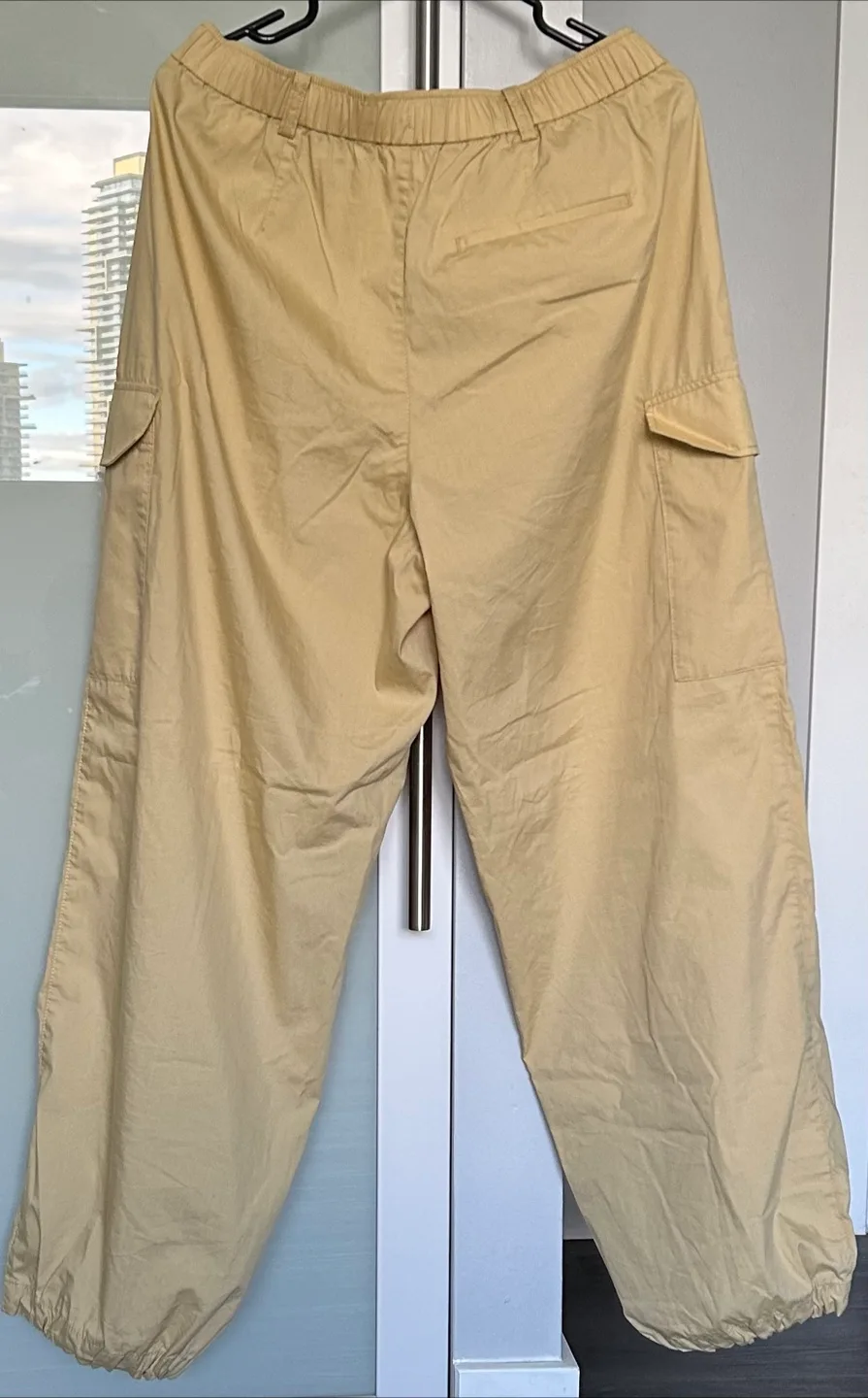 Uniqlo Beige Cargo Pants - Size L image indicator(2)