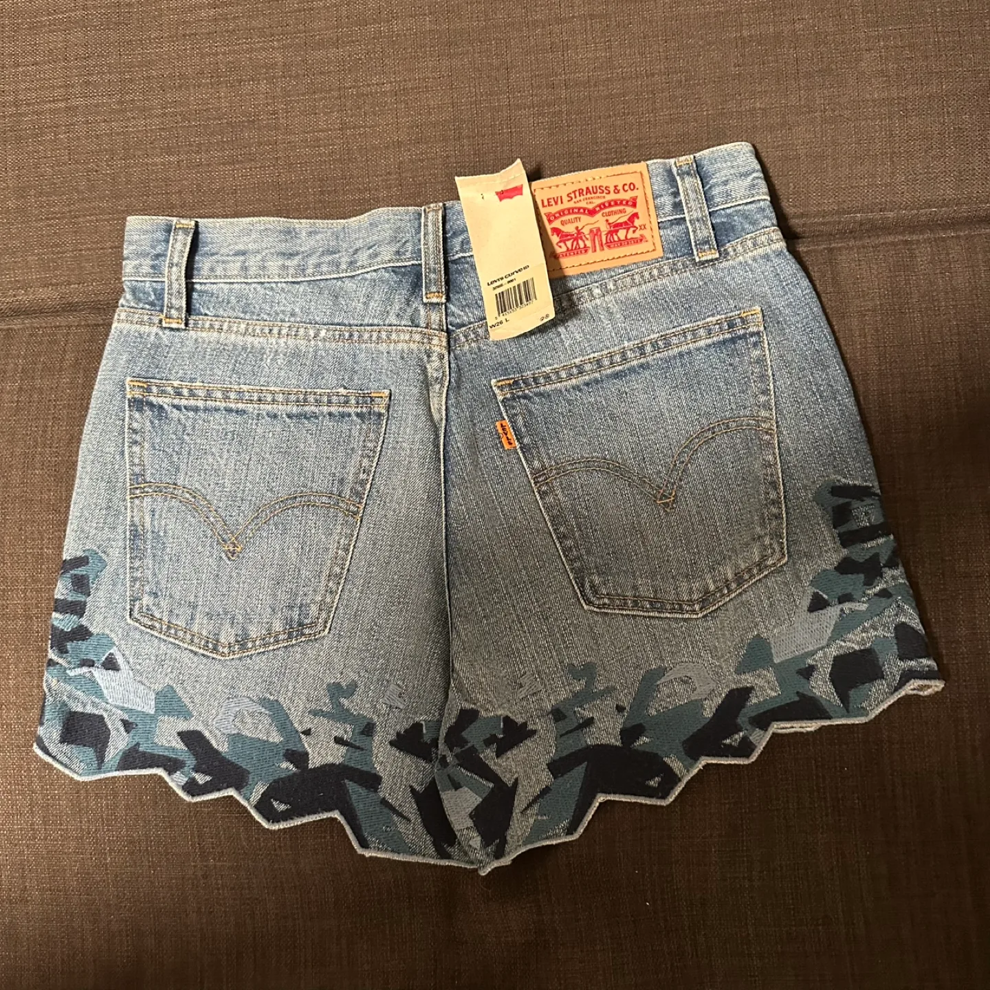 Levi's Curve ID Denim Shorts  Embroidered Size W26 image indicator(2)