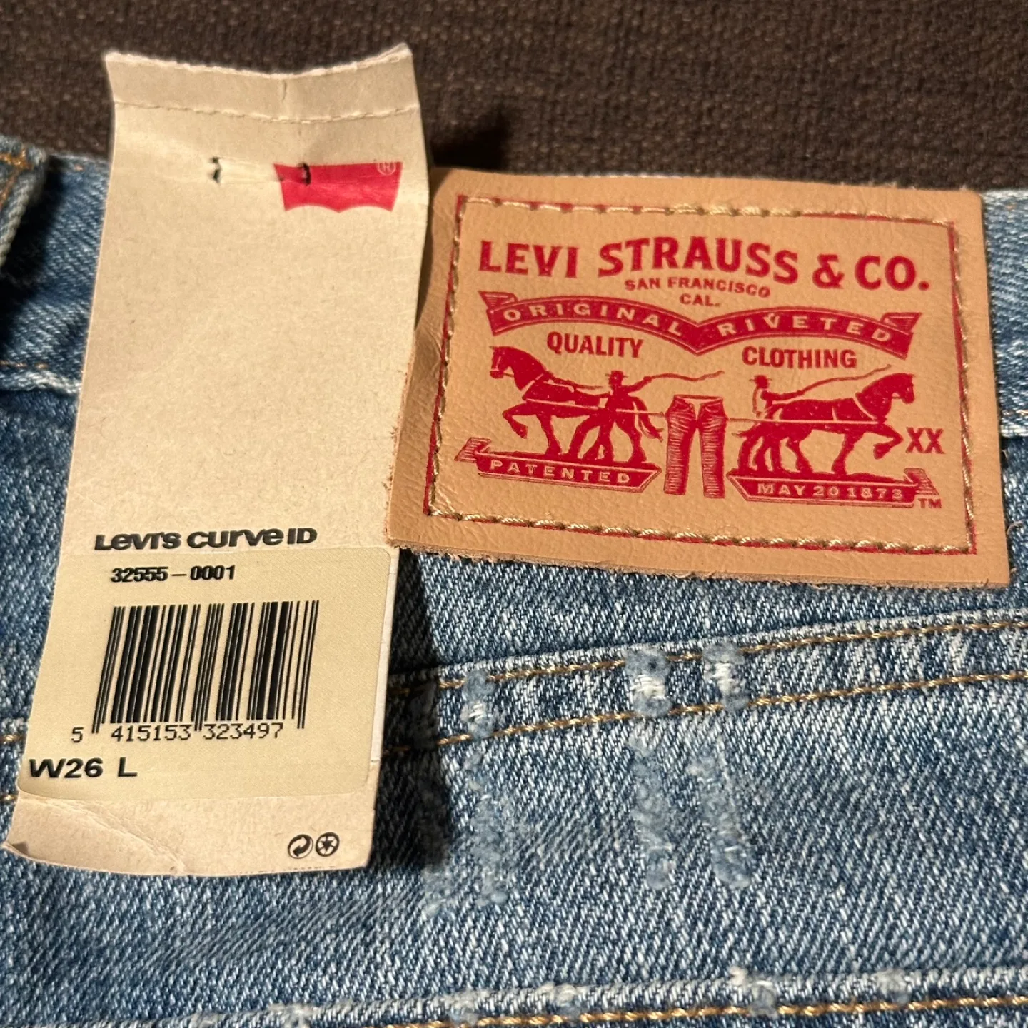 Levi's Curve ID Denim Shorts  Embroidered Size W26 image indicator(5)