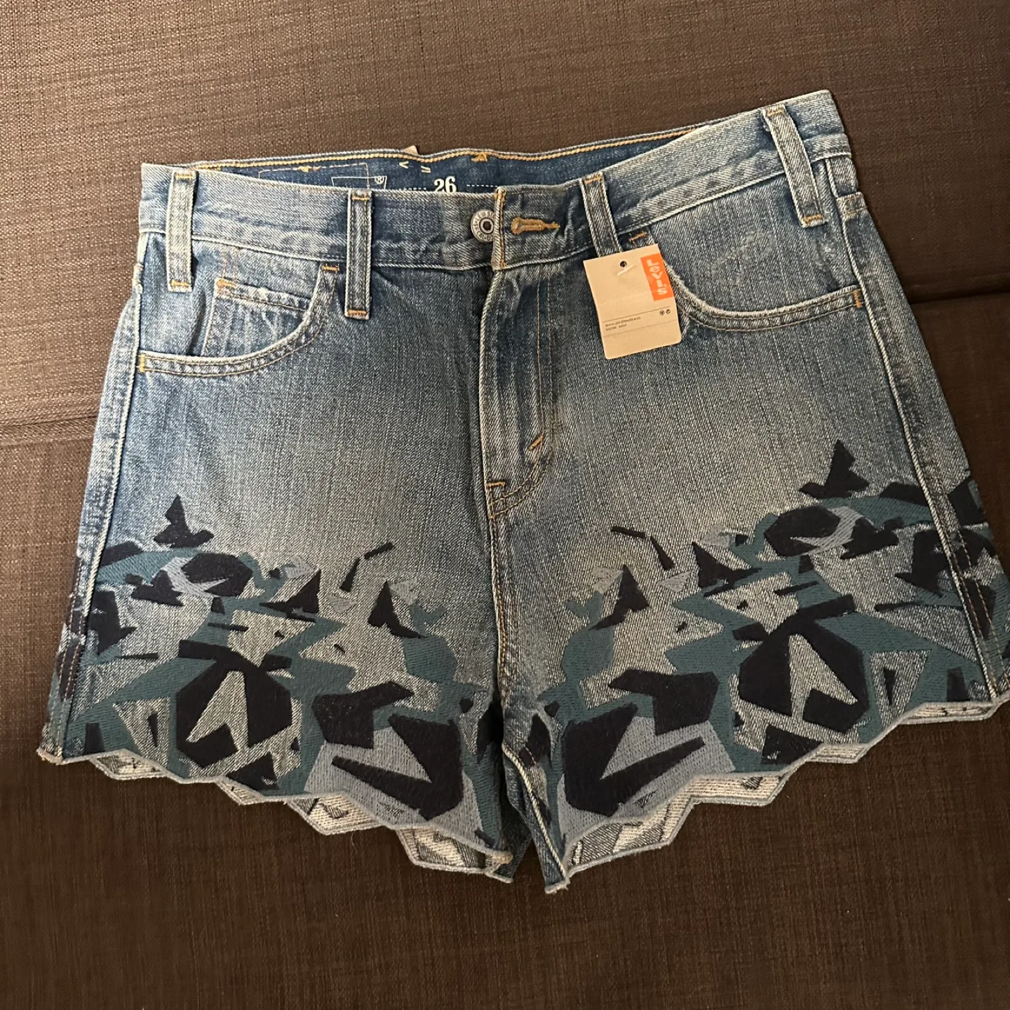 Levi's Curve ID Denim Shorts  Embroidered Size W26 thumbnail