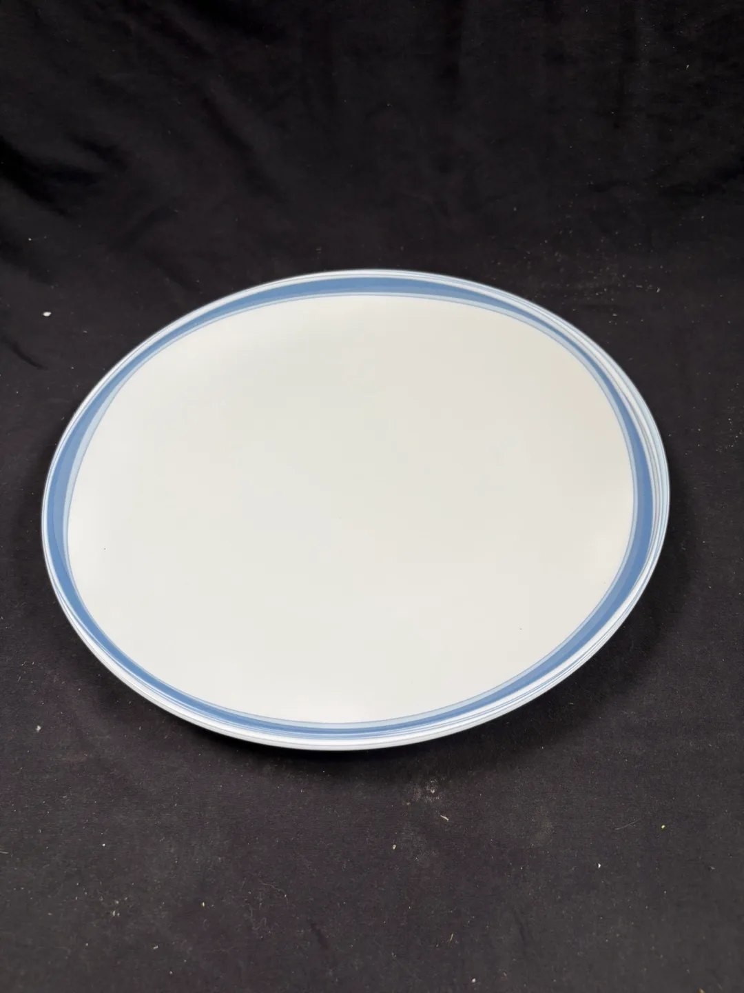 🇨🇦Studio Nova Platter - White with Blue Trim thumbnail