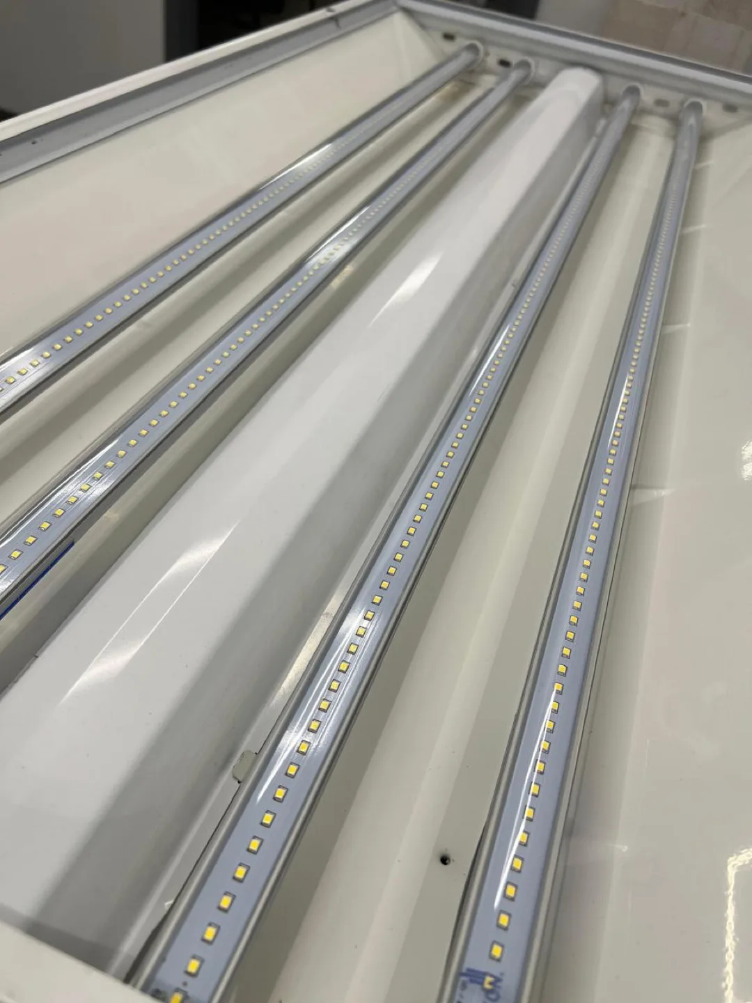 Drop Ceiling Troffer Lights – 100 LED Tube Lights image indicator(2)