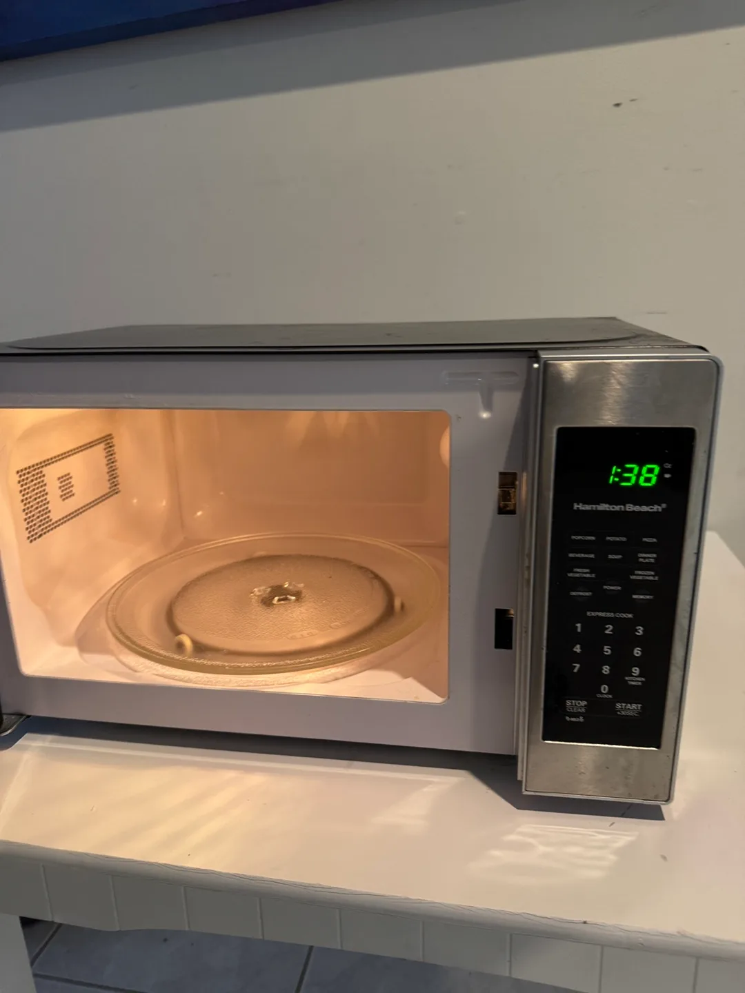 Hamilton Beach 0.7 cu.ft. Microwave image indicator(2)