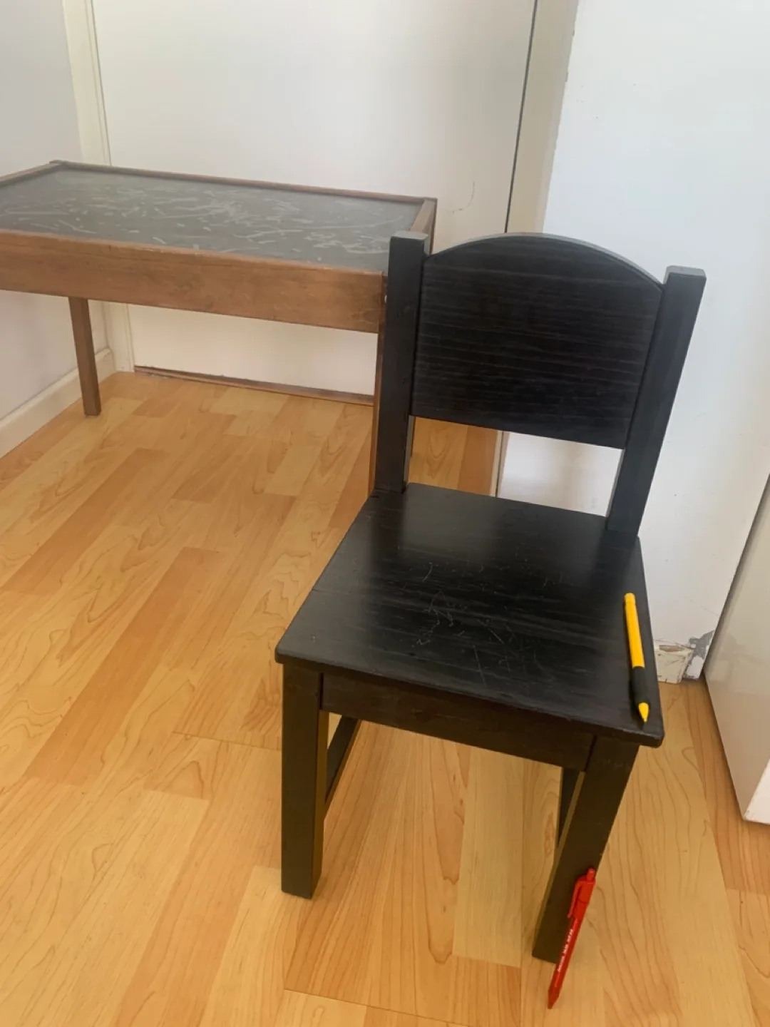 Kids Table and Chair Set thumbnail