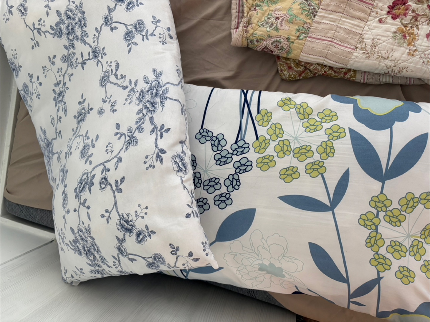 Free floral quilt + 2 pillow cases and two pillows - photo 2