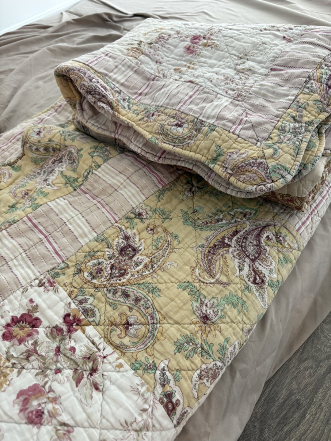 Free floral quilt + 2 pillow cases and two pillows