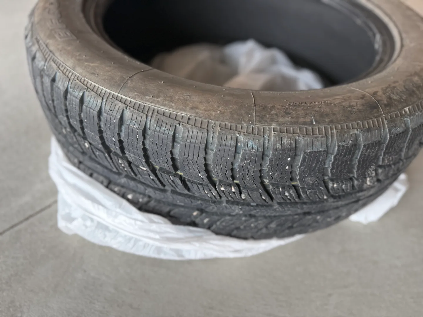 Cadillac XT6 235/155 R20 winter Tyres image indicator(8)