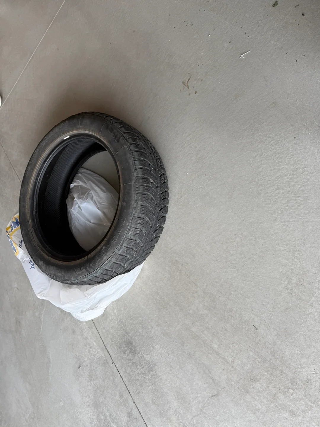 Cadillac XT6 235/155 R20 winter Tyres image indicator(3)