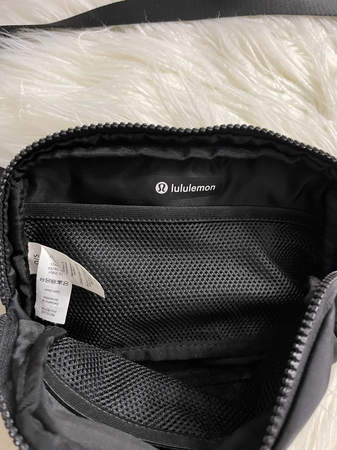 Lululemon Everywhere Belt Bag - Black image indicator(4)