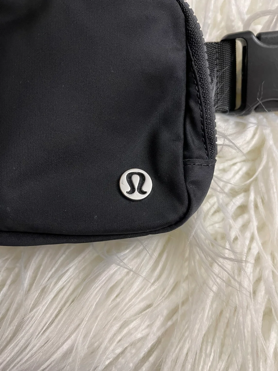 Lululemon Everywhere Belt Bag - Black image indicator(6)