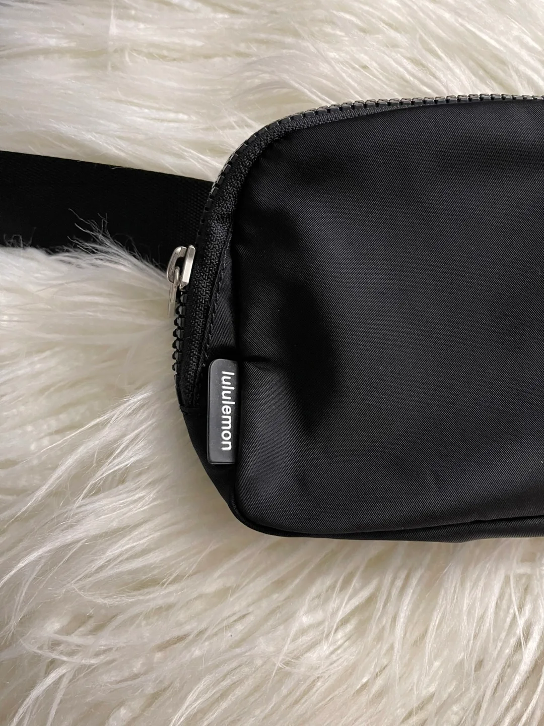 Lululemon Everywhere Belt Bag - Black image indicator(5)