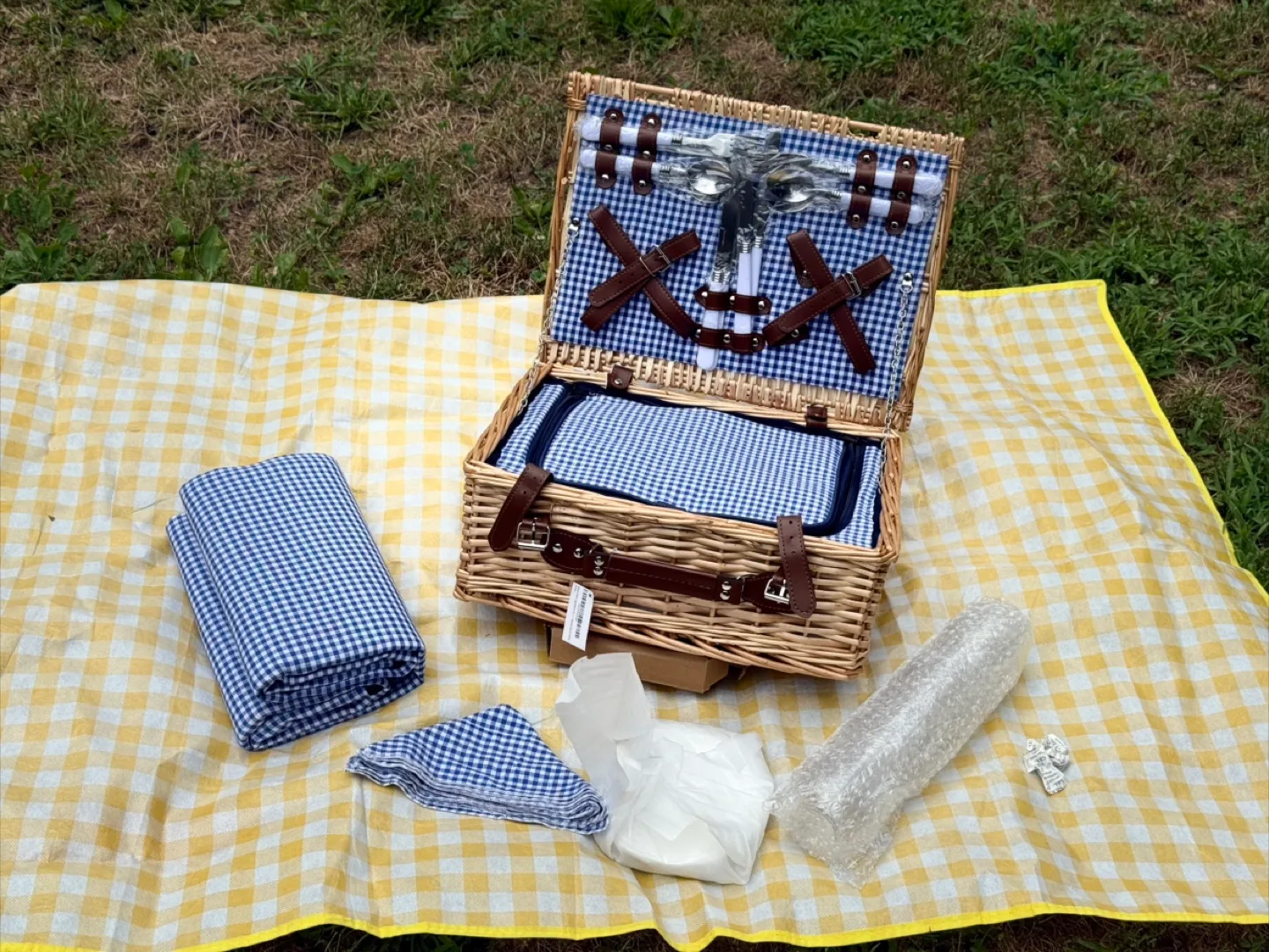 Picnic Basket Set with Blanket & Utensils image indicator(6)