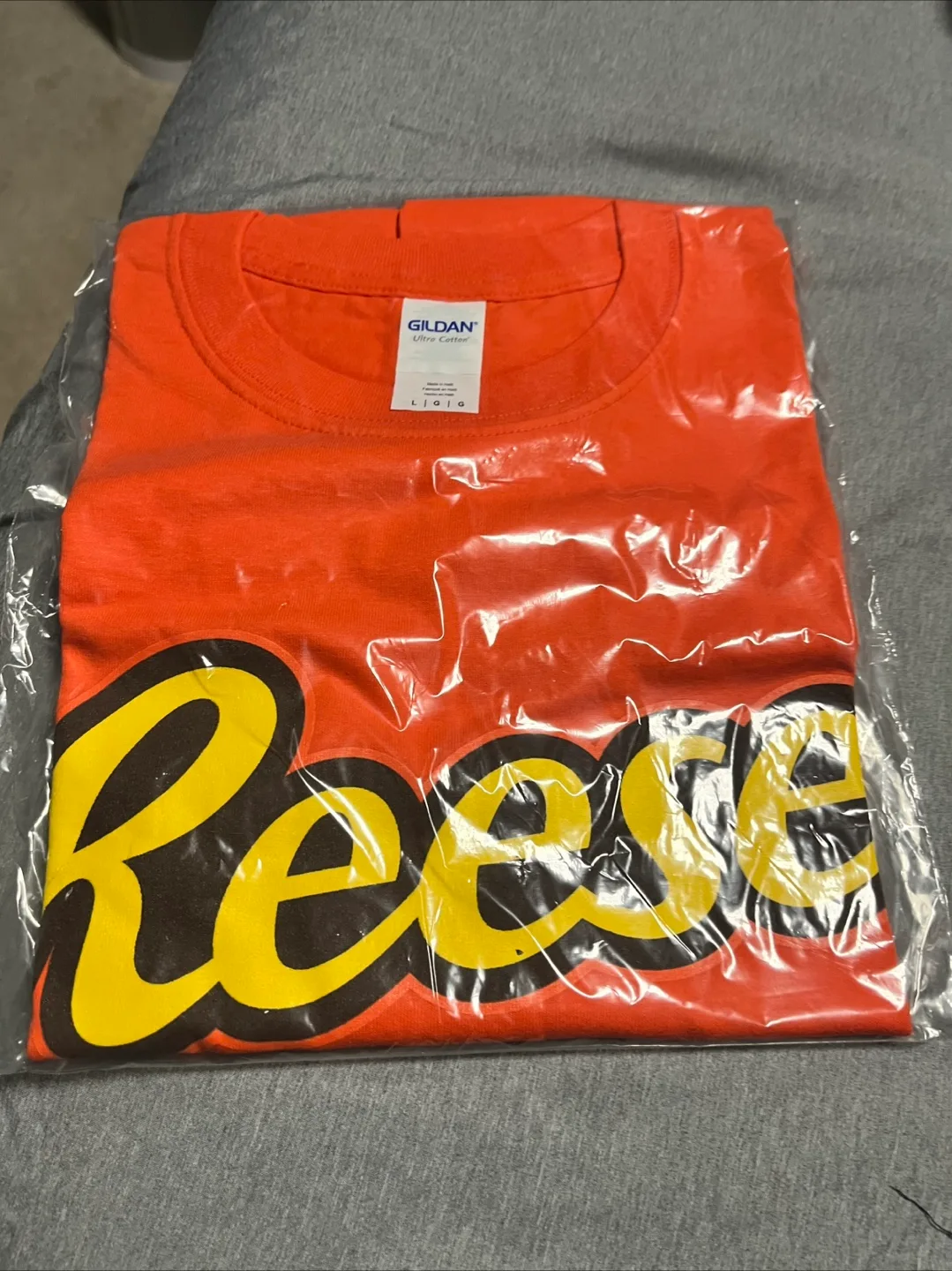 New Gildan Reese's T-Shirt - Size L thumbnail