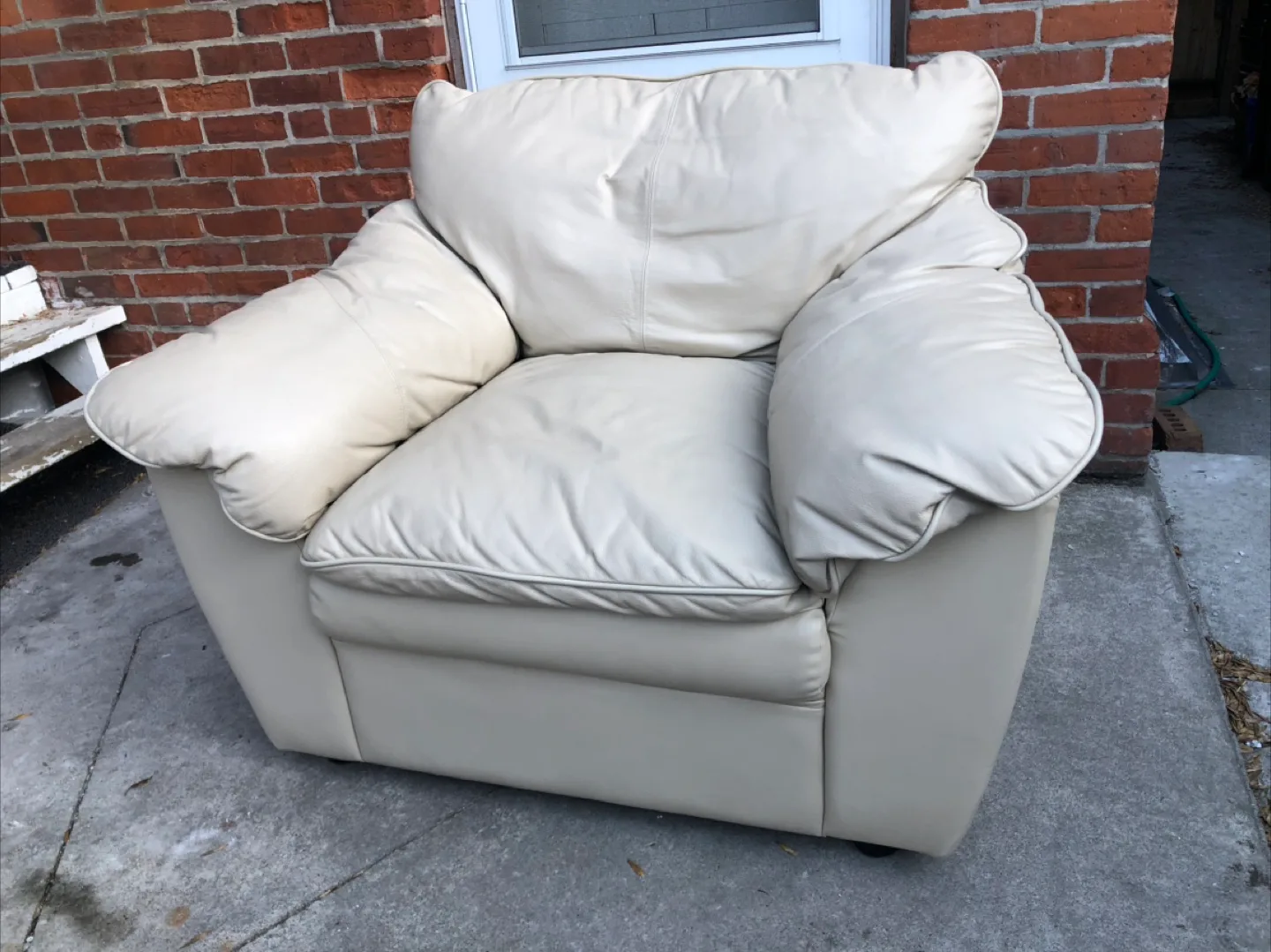 Leather Arm Chair Oversized-Excellent condition thumbnail