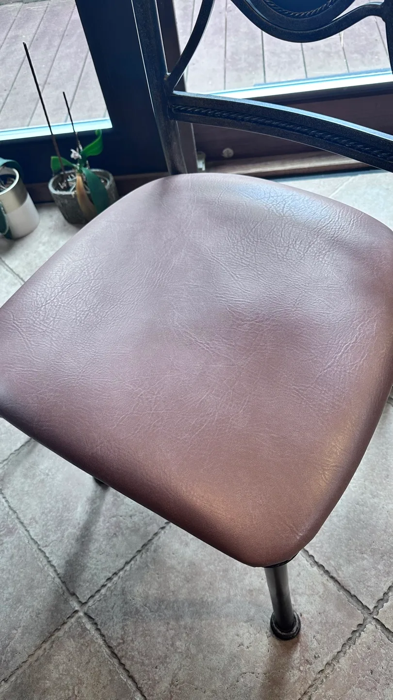 Round Dining Table with 4 Chairs image indicator(4)