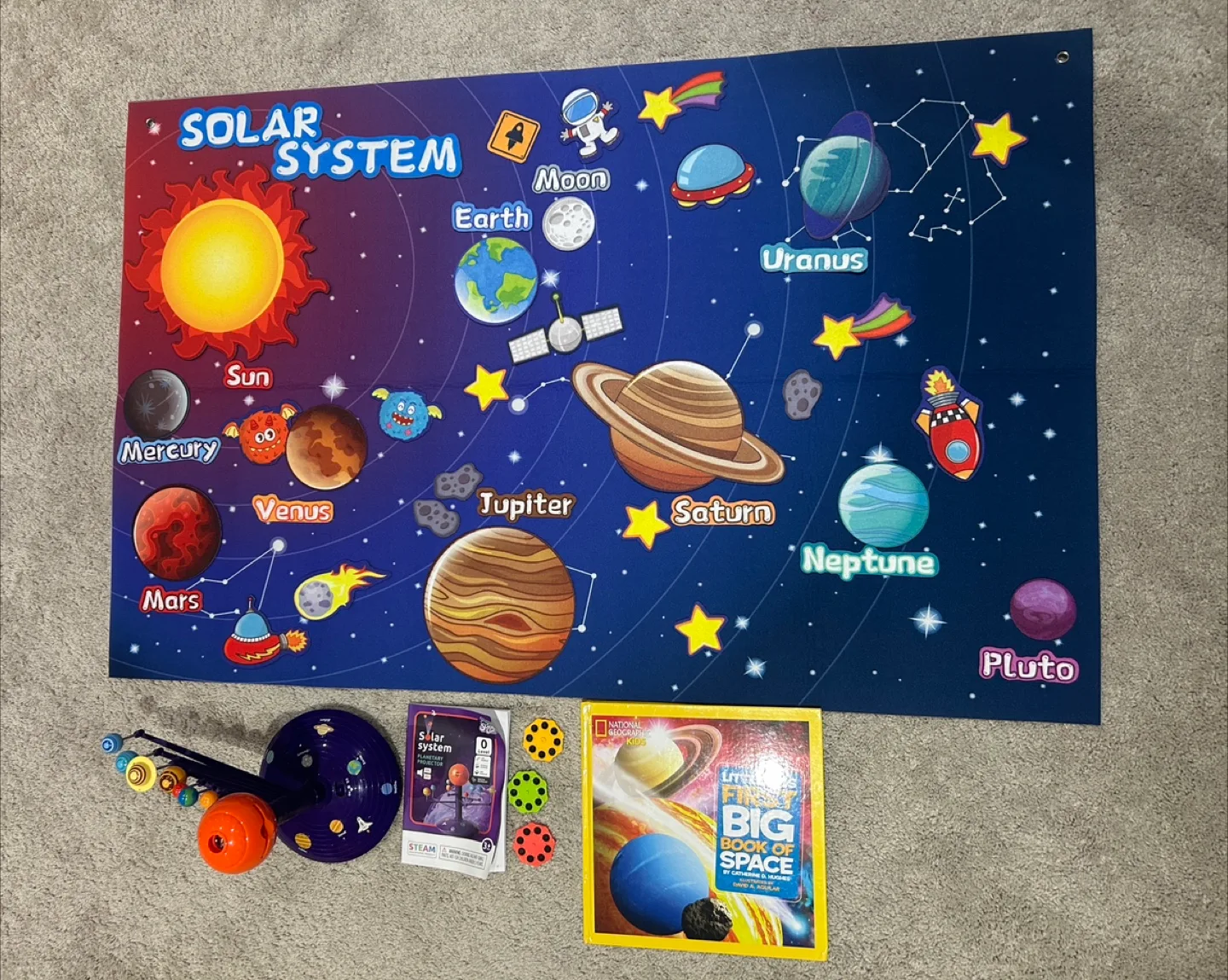 Set of felt board, projector and book for space lovers thumbnail